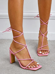 Sandalias romanas elegantes con tacón grueso y tiras cruzadas con clip