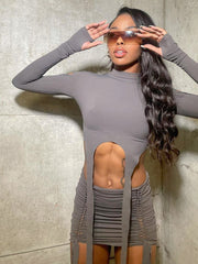 Conjunto de falda corta ajustada con top de manga larga rasgado