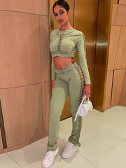 Set aus langärmligem Oberteil mit Rundhalsausschnitt und schmal geschnittener Hose