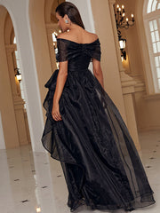 Schwarzes Abendkleid mit U-Boot-Ausschnitt und Netznähten im Prinzessinnen-Stil