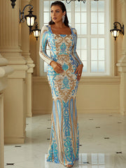 Temperamentvolles, schlankes Abendkleid mit Pailletten und kleiner Schleppe