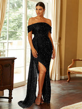 Temperamentvolles Abendkleid mit U-Boot-Ausschnitt und Pailletten, Fischschwanz und kleinem Schwanz