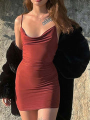 Vestido corto ajustado sin espalda