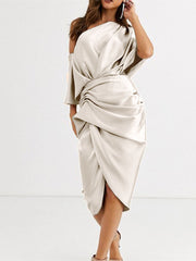 Elegantes Abendkleid aus Satin mit schrägen Schultern