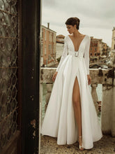 Elegantes Abendkleid mit langen Ärmeln, Gürtel und Schlitz sowie V-Ausschnitt