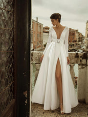 Elegantes Abendkleid mit langen Ärmeln, Gürtel und Schlitz sowie V-Ausschnitt