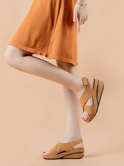 Sandalen mit Keilabsatz und Cut-outs