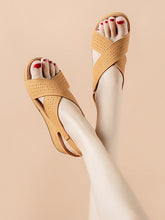 Sandalen mit Keilabsatz und Cut-outs
