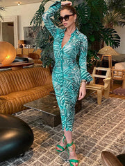 Vestido estampado con cintura plisada y cárdigan de botonadura sencilla