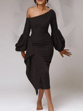 Vestido asimétrico con volantes, cintura alta, mangas globo y hombros inclinados