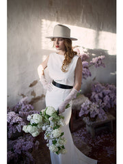 Schlichtes, leichtes, schmal geschnittenes Satin-Abendkleid mit rückenfreiem Schleppe