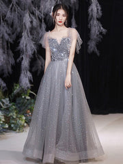 Graues, feenhaftes, schlankes Abendkleid mit Brautjungfernkleid