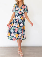 Vestido estampado irregular de manga corta con escote en V y vendaje