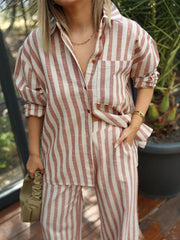 Conjunto de dos piezas de camisa de manga larga con solapa a rayas, pantalones de pierna ancha y cintura alta con abertura