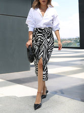 Weißes Langarmhemd mit Revers, bedrucktem Rock mit hoher Taille und Temperament, zweiteiliges Set