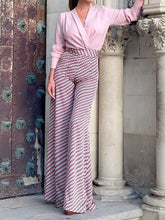 Zweiteiliges Set mit langärmeligem Hemd mit V-Ausschnitt und weitem Bein und hoher Taille