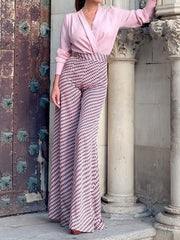 Conjunto de dos piezas con camisa de manga larga con cuello en V, estampado, cintura alta y pantalones anchos