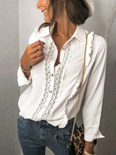 Einfarbiges Hemd mit langen Ärmeln und Spitzeneinsatz