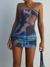 Bedrucktes, trägerloses, schmales Kleid