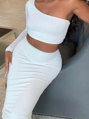 Conjunto de dos piezas de falda cruzada ajustada con un hombro descubierto y parte superior del ombligo