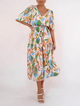 Vestido estampado de manga corta con escote en V y vendaje