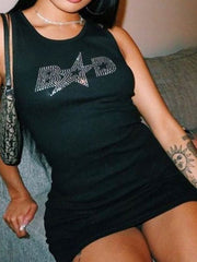 Vestido con tirantes de taladro caliente y letras