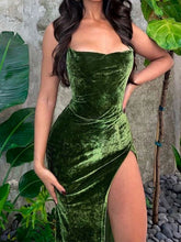 Schmal geschnittenes, rückenfreies Kleid mit Schlitz und Schnürung