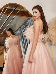 Schulterfreies Brautkleid mit Pailletten und Pelzkragen