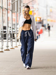 Elegante pantalón ancho con cintura elástica y cordones