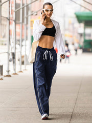 Elegante pantalón ancho con cintura elástica y cordones