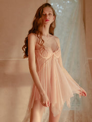 Tief ausgeschnittener Topless-Pyjama