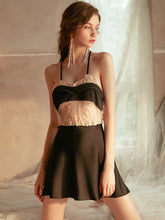 Vestido de tirantes con espalda descubierta y perspectiva de encaje