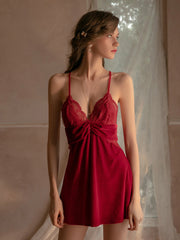 Samt-Nachthemd mit offenem Rücken und Strapsen