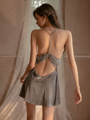 Samt-Nachthemd mit offenem Rücken und Strapsen