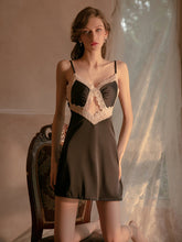 Rückenfreier Pyjama mit Hosenträgern