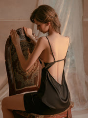 Rückenfreier Pyjama mit Hosenträgern