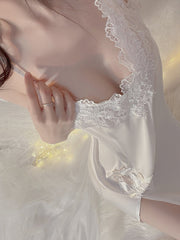 Pijama de encaje con escote en V profundo y tentación