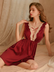 Tief ausgeschnittener Pyjama mit Brustbesatz