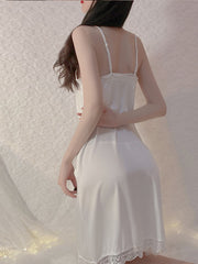 Pijama de encaje con escote en V profundo y tentación