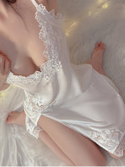 Pijama de encaje con escote en V profundo y tentación