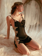 Atractivo pijama plisado con espalda abierta