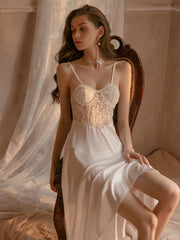 Gepolstertes Nachthemd mit Strumpfhaltern aus Satin, Loungewear