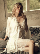 Camisón de encaje con abertura lateral de Confused Lingerie