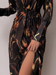 Vestido camisero de manga larga con cinturón y botones estampados