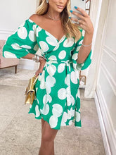 Vestido informal estampado con escote en V profundo y cinturón