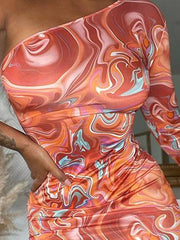 Bedrucktes, schmales Kleid mit schrägen Schultern und langen Ärmeln