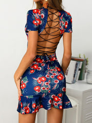 Bedrucktes rückenfreies Kurzarmkleid mit V-Ausschnitt