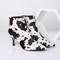 Navya – Stiefel mit Kitten-Heel-Absatz und Kuhfell-Print