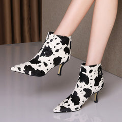 Navya – Stiefel mit Kitten-Heel-Absatz und Kuhfell-Print