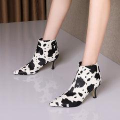 Navya – Stiefel mit Kitten-Heel-Absatz und Kuhfell-Print